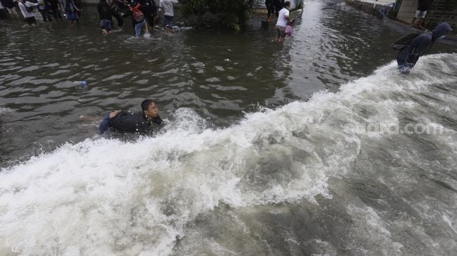 Banjir Rob Jebol Tanggul Pembatas, Industri Pengeringan Ikan di Probolinggo Merugi