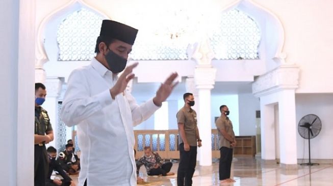 Jumatan Minggu Kedua di Masa Transisi, Jokowi Salat Berjemaah di Istana