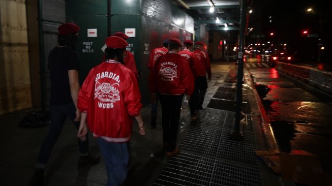 Relawan Guardian Angels berpatroli di depan toko-toko guna mencegah penjarahan di Soho Manhattan, New York City, Amerika Serikat pada 3 Juni 2020. The  [Fot/Anadolu Agency]