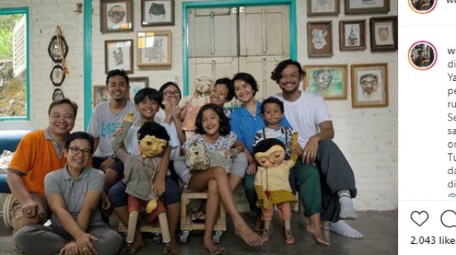 momem mesra Widi Mulia bersama Dwi Sasono dan keluarga [@widimulia / Instagram]