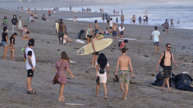 Turis memadati kawasan Pantai Canggu, Badung, Bali, Kamis (4/6).  [ANTARA FOTO/Fikri Yusuf]