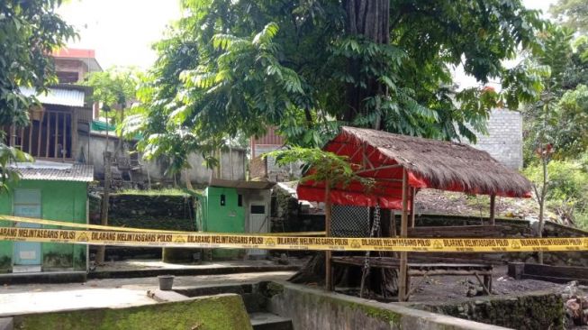 Warga melihat lokasi pembunuhan di Sendang Kasihan, Tamantirto, Kasihan, Bantul, Sabtu (6/6/2020). - (SuaraJogja.id/Mutiara Rizka)