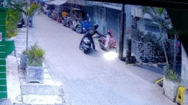 Viral pemotor berkaos komunitas ojol nekat mencuri sekarung paket. (Facebook/Clementiuz Dede Hendianata)