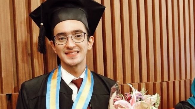 Omar Daniel mengunggah foto saat wisuda. [Instagram]