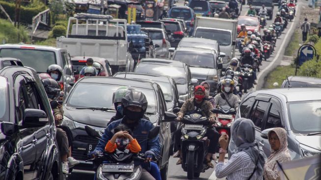 Diborgol Sebab Tak Patuh PSBB, Pria Ini Malah Ingatkan Satpol PP Agar Salat