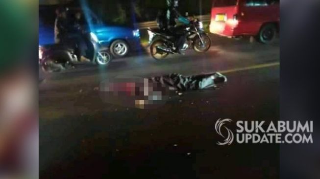 Seorang pengendara motor tewas ditempat dengan kondisi kepala hancur. Kecelakaan maut ini terjadi di Jalan Raya Siliwangi, tak jauh dari gang Asgora, Kecamatan Cicurug, Kabupaten Sukabumi, Jumat (5/6/2020) malam. [Ist]