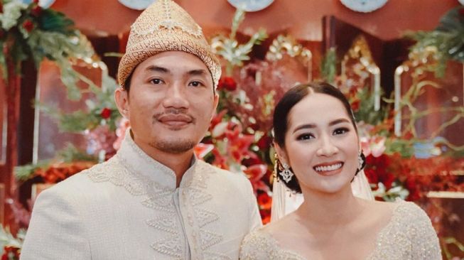 Niken Anjani resmi menjadi istri Adimaz Pramono. [Instagram]