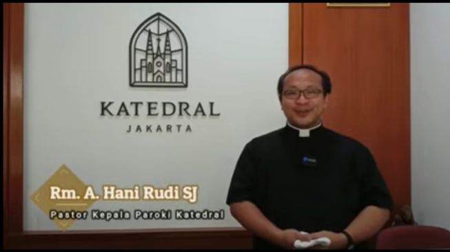 Romo A. Hani Rudi SJ, dalam tayangan Komsos Katedral tentang klarifikasi dan informasi resmi dari Gereja Katedral tentang penyelenggaraan misa bersama umat (6/6/2020) [screenshot YouTube Komsos Katedral].