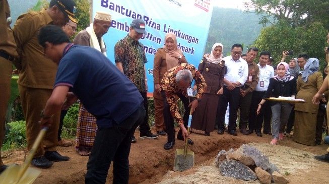 Acara seremonial peletakan batu pertama pembangunan Landmark Pandeglang di Gunung Karang, Senin, 14 Oktober 2019. (Foto: BantenHits.com/Engkos Kosasih)