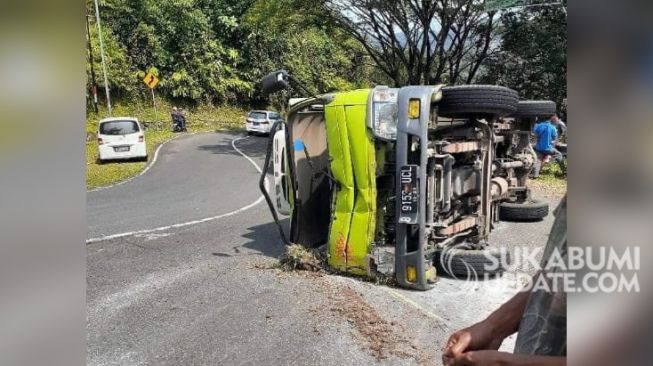 Rem Blong di Turunan Tajam, Truk Boks Terguling dan Sopir Terluka