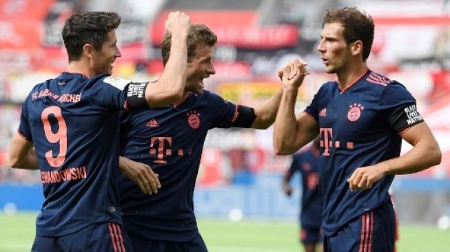 Striker Bayern Munich Robert Lewandowski (kedua kiri) merayakan golnya ke gawang Bayer Leverkusen bersama Thomas Mueller dan Leon Goretzka di Liga Jerman. Matthias Hangst / POOL / AFP
