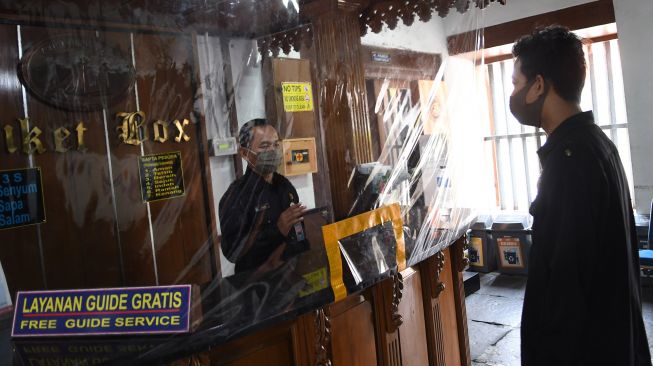 Dua petugas keamanan berbincang di Museum Bahari, Jakarta, Sabtu (6/6/2020). [ANTARA FOTO/M Risyal Hidayat]

