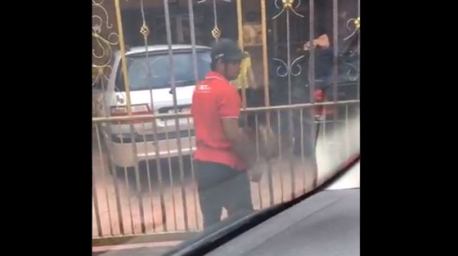 Dikejar Anjing, Kurir Pengantar Barang Keluarkan Kekuatan Super Tak Terduga