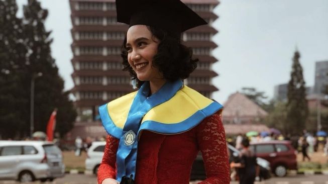 Rachel Amanda saat diwisuda. [Instagram]
