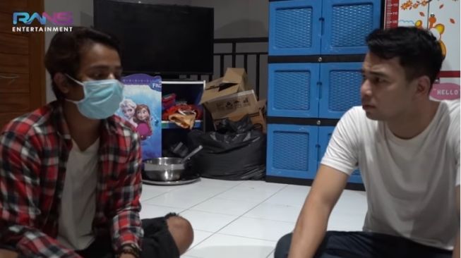 Raffi Ahmad menginterogasi oknum yang menyebut give away Raffi Ahmad dan Nagita Slavina bohong. [YouTube RANS Entertainment]