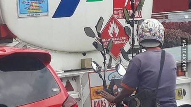 Filosofinya apa yak nih pemotor, Spion kok jadi kayak ranting pohon (1cak.com)