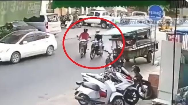 Insiden Pemotor Terjatuh Bikin Warganet Salfok, Kok Malah Dilompati 3 Kali?