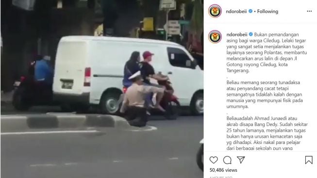 Pria berseragam polisi lalu lintas mengatur lalu lintas meski dirinya memiliki keterbatasan fisik (Instagram-ndorobeii)