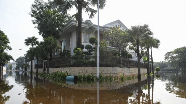 Suasana Kompleks Pantai Mutiara yang tergenang banjir rob di Penjaringan, Jakarta, Minggu (7/6). [ANTARA FOTO/Hafidz Mubarak A]