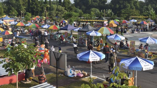 Suasana kawasan hari bebas kendaraan bermotor atau 'car free day' Taman Lalu Lintas Bantaran Sungai Madiun di Kota Madiun, Jawa Timur, Minggu (7/6). [ANTARA FOTO/Siswowidodo]