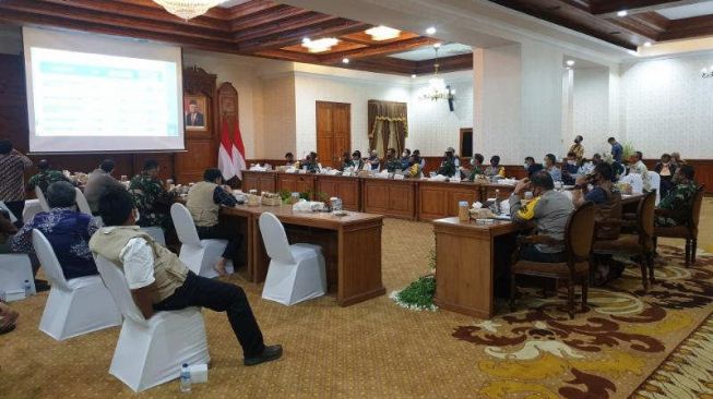 Wali Kota Risma Kembali Tak Hadir Saat Rapat Penentuan PSBB Surabaya Raya