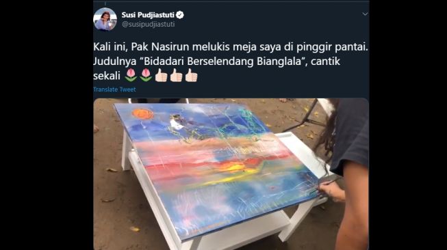 Lukisan Nasirun di meja Susi Pudjiastuti. (Twitter/@susipudjiastuti)