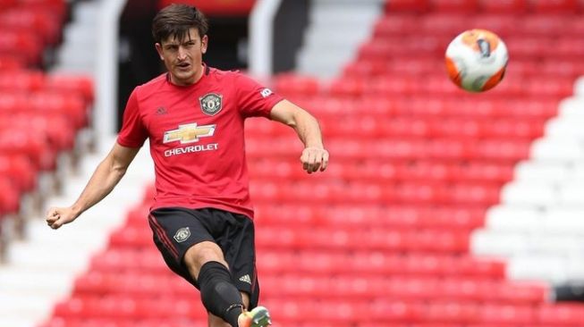 Bek sentral sekaligus kapten Manchester United, Harry Maguire tampil dalam game internal yang digelar di Old Trafford, Manchester. [Laman resmi Manchester United]