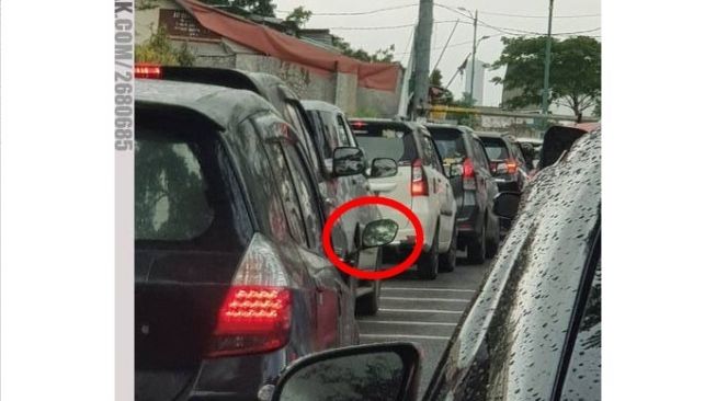 Iya sih spion, tapi kenapa harus pakai spion motor buat mobil (1cak.com)