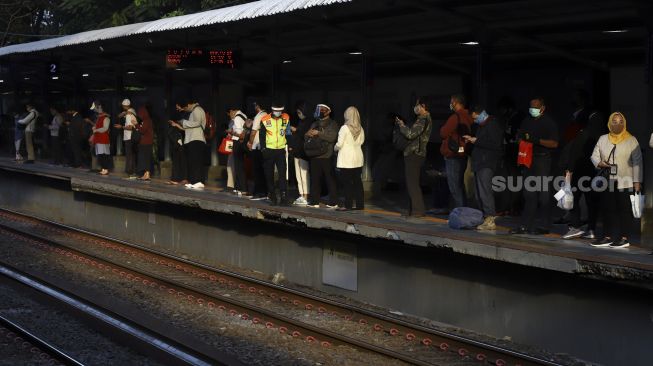 Sejumlah calon penumpang menunggu kedatangan KRL Commuter Line di Stasiun Sudirman, Jakarta, Senin (8/6). [Suara.com/Angga Budhiyanto]