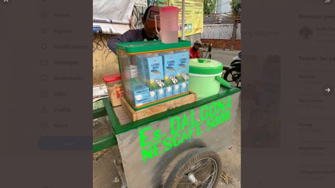 Penjual Dalgona Coffee keliling. [Twitter]