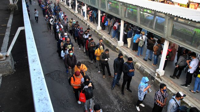 Masa PSBB Transisi, Penumpang KRL Membludak hingga 150 Ribu Orang