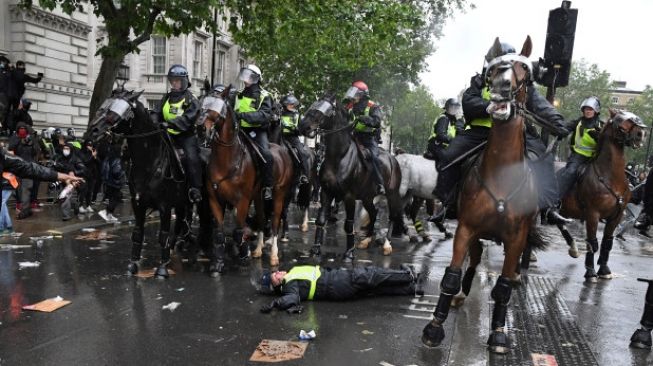 Demo Anti-Rasis: Polisi Inggris Terlempar dari Kuda, Rusuk Patah