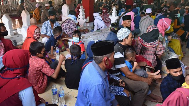 Sejumlah wisatawan memadati area wisata ziarah di makam Sultan Maulana Hasanudin di Kasemen, Serang, Minggu (7/6). [ANTARA FOTO/Asep Fathulrahman]