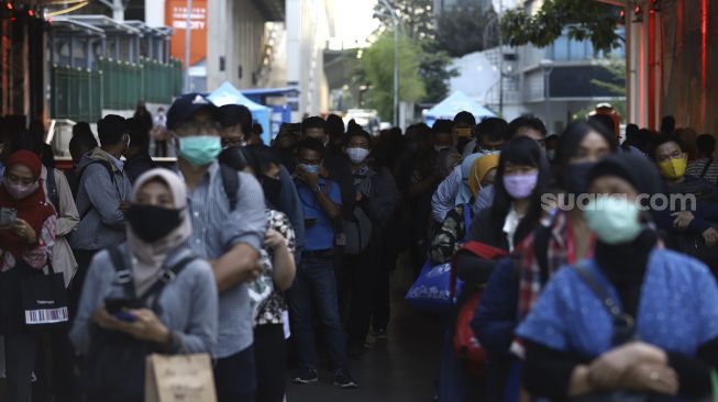 Sejumlah calon penumpang menunggu kedatangan KRL Commuter Line di Stasiun Sudirman, Jakarta, Senin (8/6). [Suara.com/Angga Budhiyanto]