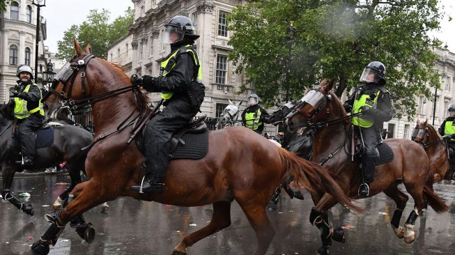 Polisi berkuda Inggris saat mengamankan aksi demonstrasi anti rasis atau Black Lives Matter di Downing Street, London, Sabtu (6/6/2020). (Foto: AFP).