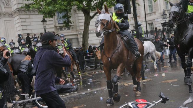 Polisi berkuda Inggris saat mengamankan aksi demonstrasi anti rasis atau Black Lives Matter di Downing Street, London, Sabtu (6/6/2020). (Foto: AFP).