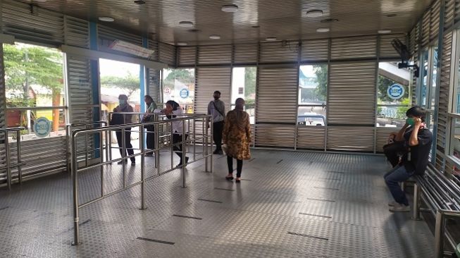 Pria Tewas Mendadak di Halte TransJakarta Slipi, Sempat Pingsan saat Jalan