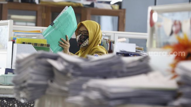 Pegawai Negeri Sipil (PNS) Pemerintah Provinsi (Pemprov) DKI Jakarta bekerja di Gedung Blok G Balai Kota DKI Jakarta, Senin (8/6). [Suara.com/Angga Budhiyanto]