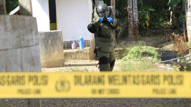 
Personel Tim Jihandak dan Jibom Satbrimobda Polda Aceh melakukan penyisiran tempat kejadian perkara pelemparan granat oleh orang tidak dikenal (OTK) di sekitar rumah salah satu anggota DPRK Aceh Barat di Desa Alue Perman, Kecamatan Woyla Barat, Kabupaten Aceh Barat, Aceh, Senin (8/6/2020).  [ANTARA FOTO/Syifa Yulinnas]