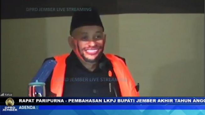 Ikuti Rapat Paripurna LKPJ Bupati Jember, Anggota DPRD Ini Pakai Pelampung