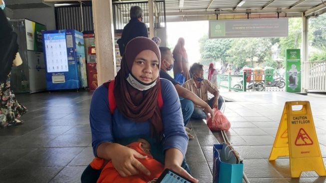 Bawa Balita ke Stasiun Manggarai, Warga Depok Dilarang Naik KRL