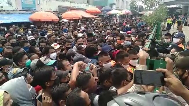 Ada Pembatasan Penumpang, Stasiun Rangkasbitung Disemuti Lautan Massa