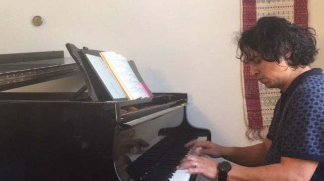 Aksi Alexander Gurning Mainkan Lagu Daerah Batak 'Lissoi'