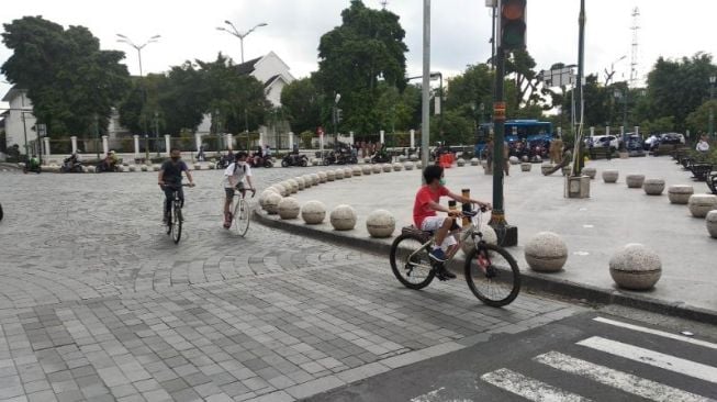 Sejumlah pesepeda melintasi kawasan Titik Nol Kilometer Kota Yogyakarta, Selasa (9/6/2020). - (SuaraJogja.id/Muhammad Ilham Baktora)