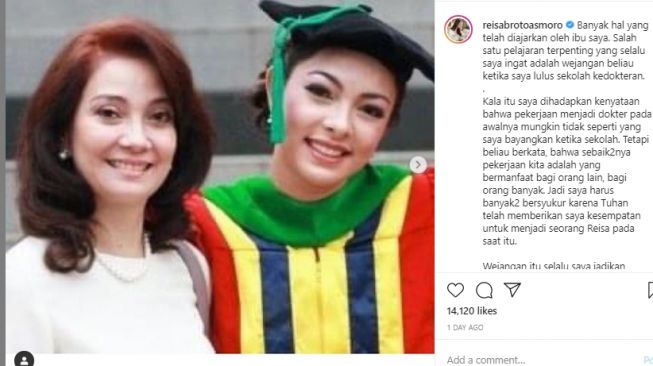 Foto wisuda dokter Reisa. (Instagram/reisabrotoasmoro)