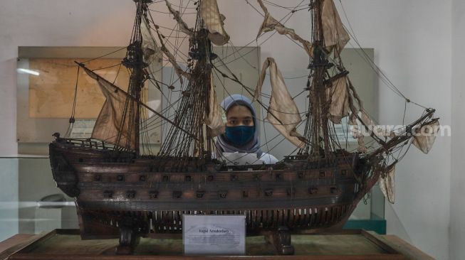 Pengunjung melihat replika kapal Amsterdam yang terpajang di Museum Bahari, Jakarta Utara, Selasa (9/6). [Suara.com/Alfian Winanto]