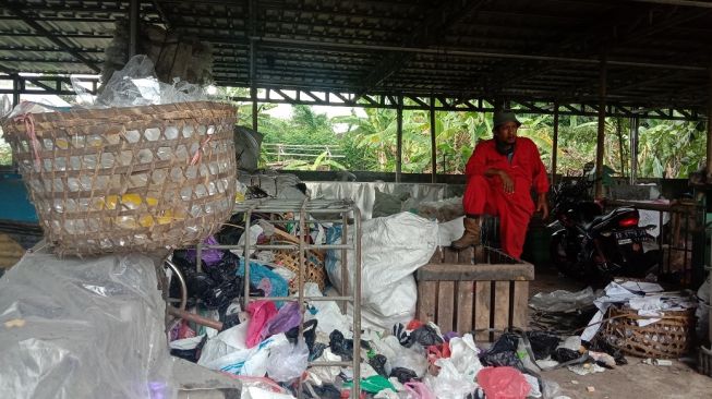 Supartono, pemilah sampah anorganik di Kelompok Usaha Pengelola Sampah (Kupas) Panggungharjo, Sewon, Bantul, menceritakan pengalaman saat diberitakan koran Australia setelah selamat dari badai salju, Selasa (9/6/2020). - (SuaraJogja.id/Mutiara Rizka)