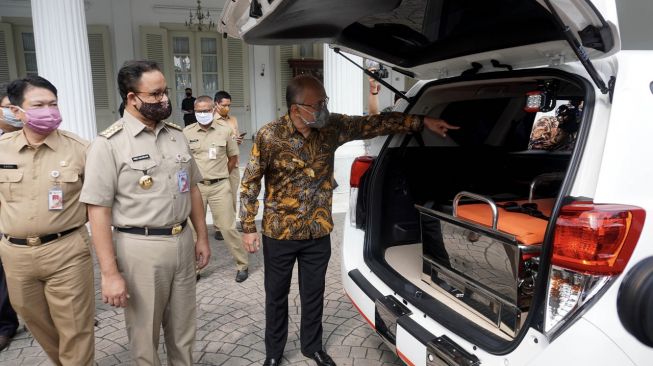 Presiden Direktur PT. Toyota Motor Manufacturing Indonesia (TMMIN) Warih Andang Tjahjono menunjukkan ambulans karya Toyota Indonesia bagi langkah melawan Covid-19 kepada Gubernur DKI Jakarta, Anies Baswedan [Dok PT TMMIN].