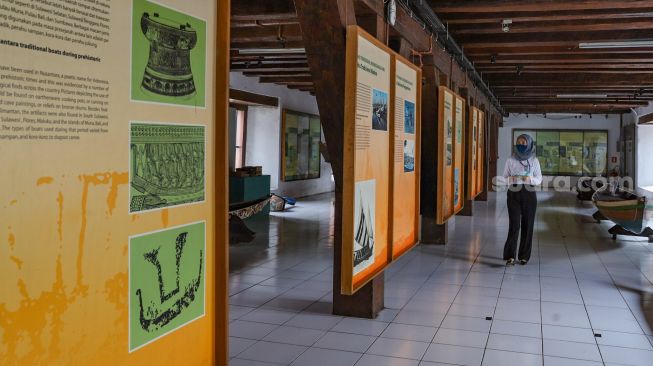 Pengunjung melihat serangkaian informasi di Museum Bahari, Jakarta Utara, Selasa (9/6). [Suara.com/Alfian Winanto]