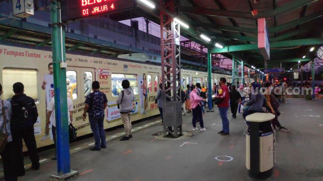 Hari Kedua Pulang Kerja PSBB Transisi, Stasiun Manggarai Masih Ramai